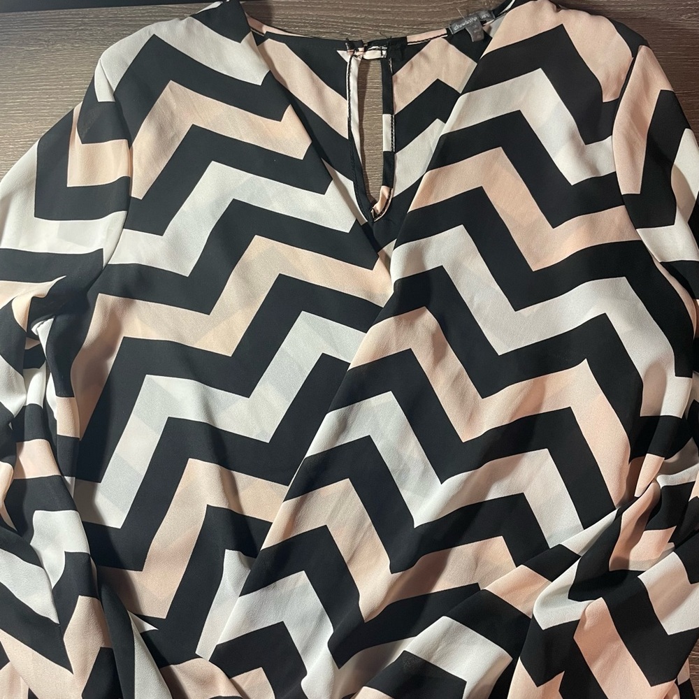 Zig Zag patterned professional v neck blouse
